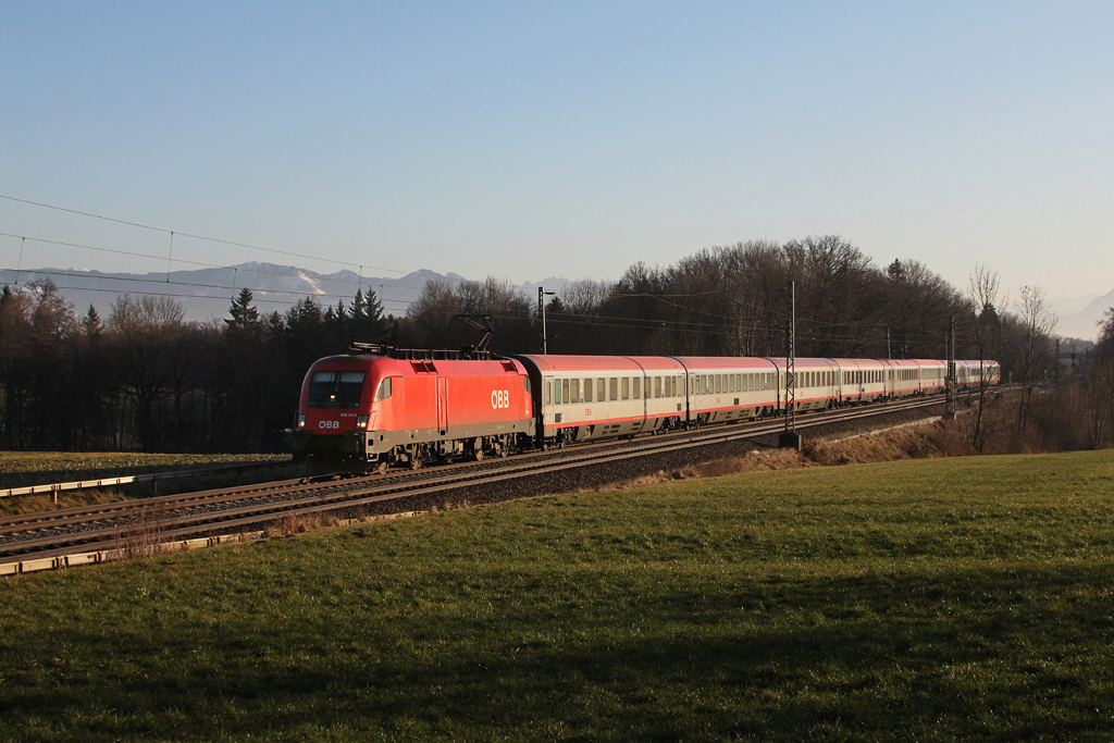 1016 011 mit EC 112 am 28.12.2011 bei Hilperting.