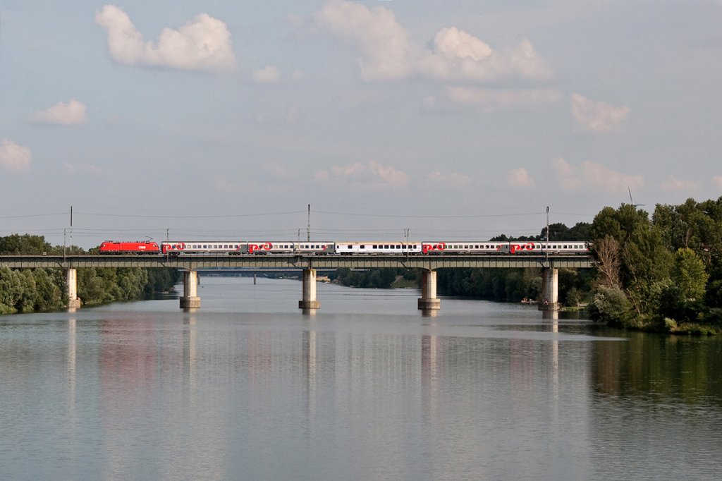 1016 011, oder vielleicht ab Htteldorf doch die 1116.279, fhrt mit dem D 13018 (Nizza - Moskau) ber die Brcke des Entlastungsgerinnes in Wien. Die Aufnahme entstand am 13.06.2011.