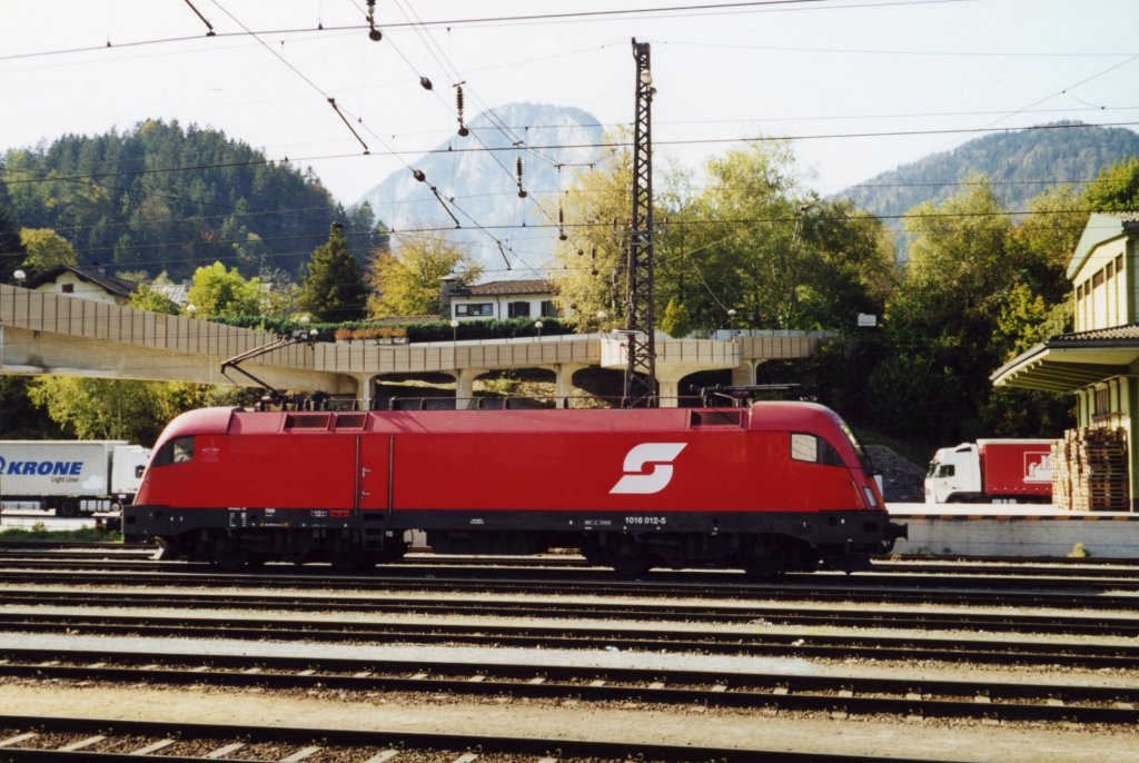 1016 012-5 auf dem Bahnhofsgelnde in Kufstein. Aufgenommen im Sommer 2001