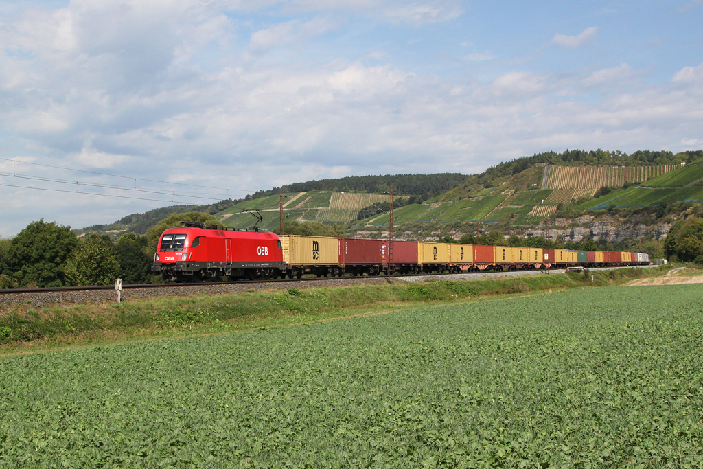 1016 012 mit einem Containerzug am 29.08.2012 bei Himmelstadt.