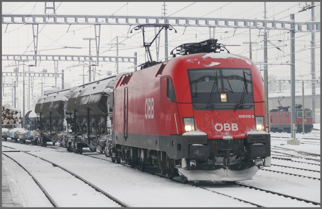 1016 013-3 wartet mit einem Gterzug in Buchs SG audf die Abfahrt nach sterreich. (02.12.2010)