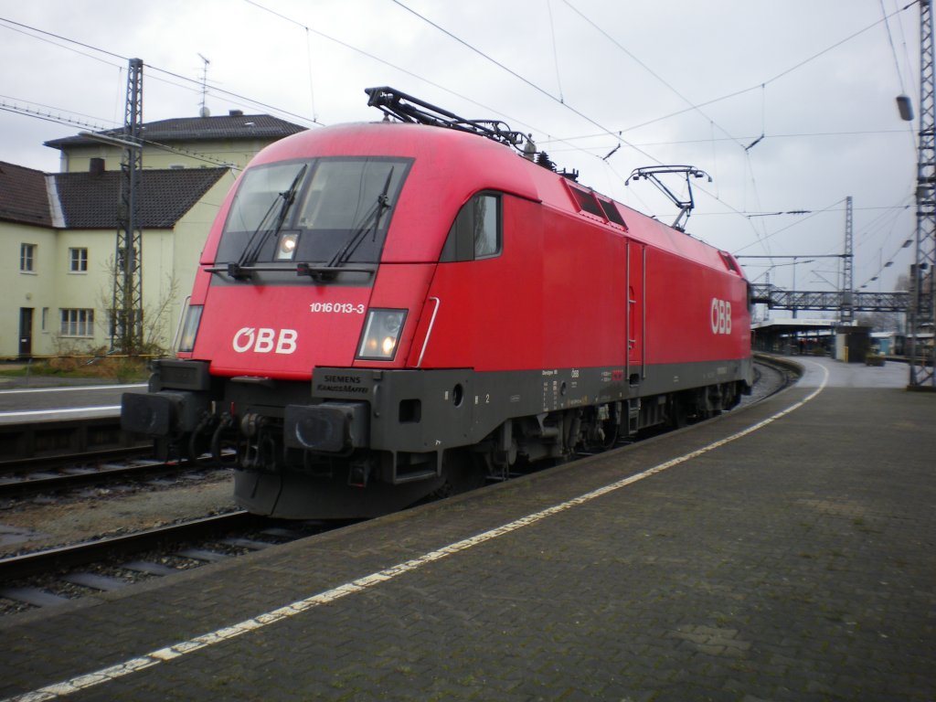 1016 013 am 05.04.2010 in Lindau. Die Lok zog einen InterCity in den Bahnhof, der von einer Doppeltraktion 218 bernommen wurde.