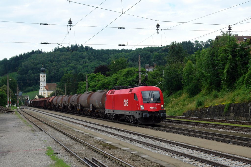 1016 013 mit einem Gterzug am 14.07.2012 bei der Durchfahrt in Wernstein am Inn.
