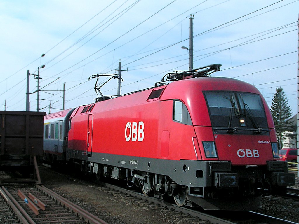 1016 014-1 wird aufgrund von Gleisbauarbeiten am Bhf. Marchtrenk auf das Bahnsteiggleis umgeleitet;110303