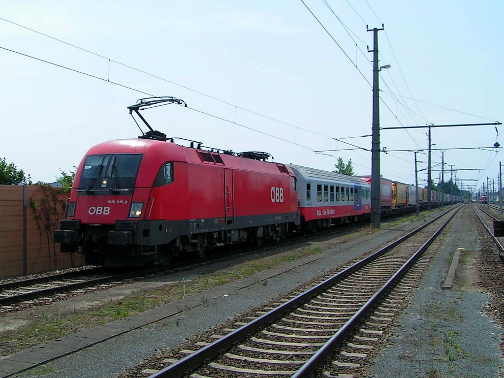 1016 015-8 durchfhrt mit einer restlos ausgebuchten ROLA den Bhf. Marchtrenk;110713