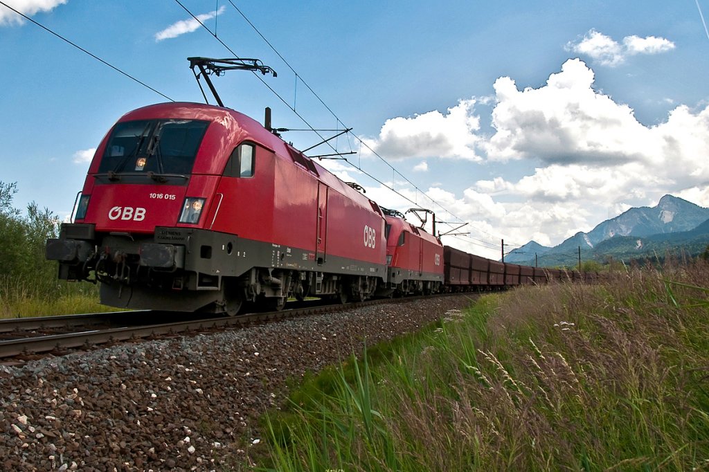 1016 015 an der Spitze dieses Gterzuges, aufgenommen am 04.07.2013 kurz vor Finkenstein in Richtung Villach. 