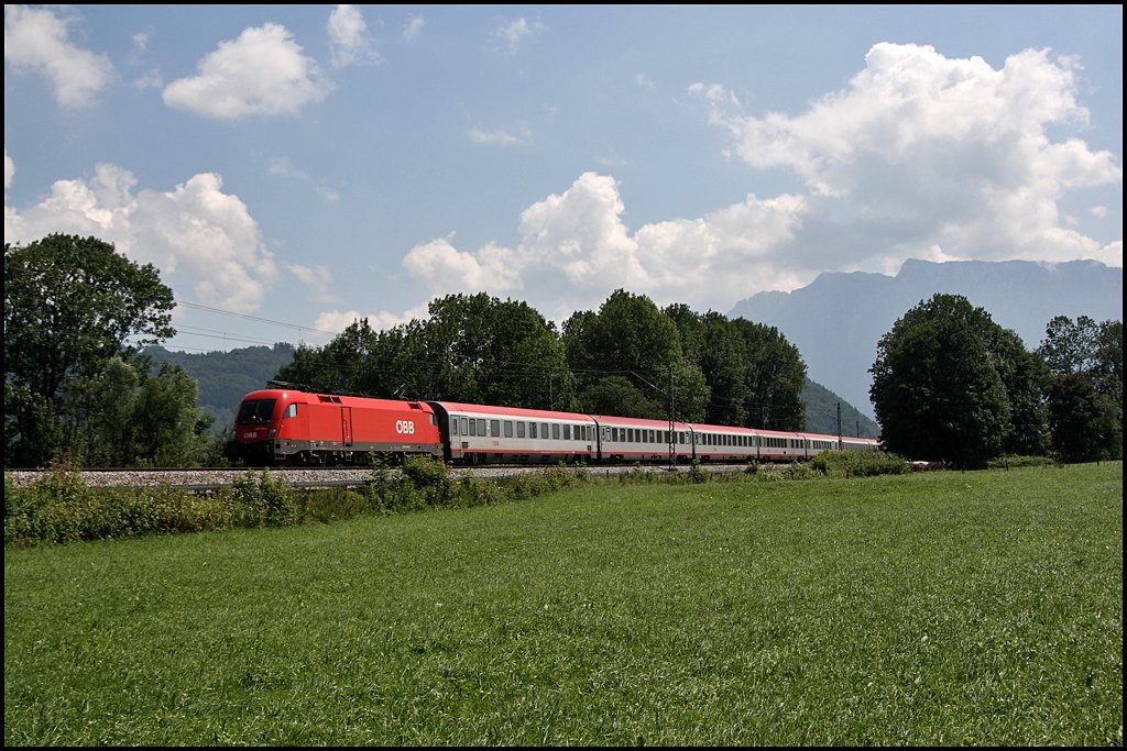 1016 016 ist mit dem Autoreisezug Bregenz - Graz Hbf bei Niederaudorf unterwegs. (06.08.2009)