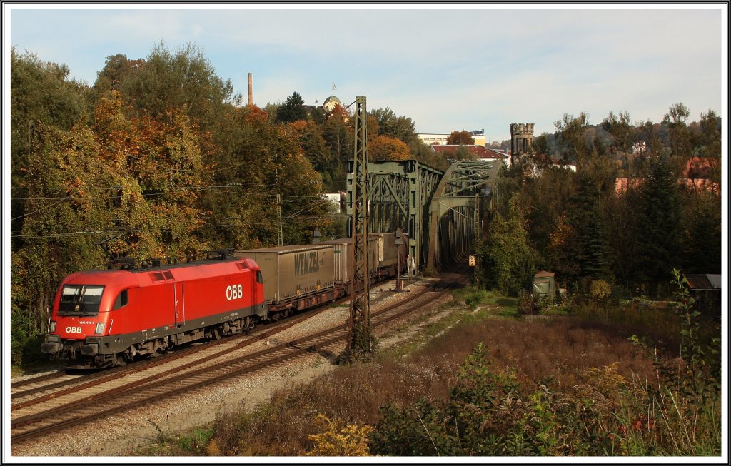 1016 016 mit dem Wenzel Zug gen Linz am 09.10.2010 kurz hinter Passau. 