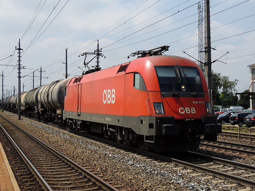 1016 017-4 zieht einen Kesselwagenzug bei Marchtrenk Richtung Obersterreichische Landeshauptstadt; 120704