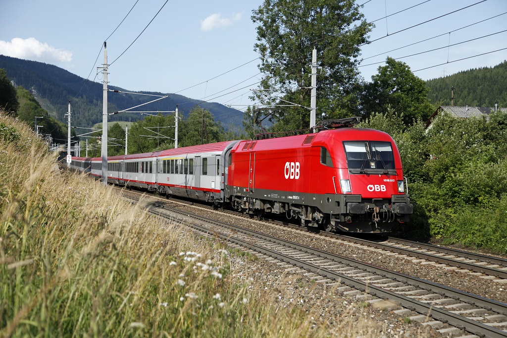 1016 017 mit EC159 (Wien Meidling - Zagreb) bei Spital am Semmering am 13.07.2013. Nach einem Werkstttenaufenthalt erhielten einige Loks der Reihe 1016 einen neuen Lack erstrahlen in neuem Glanz - die 1016 017 gehrt auch dazu.