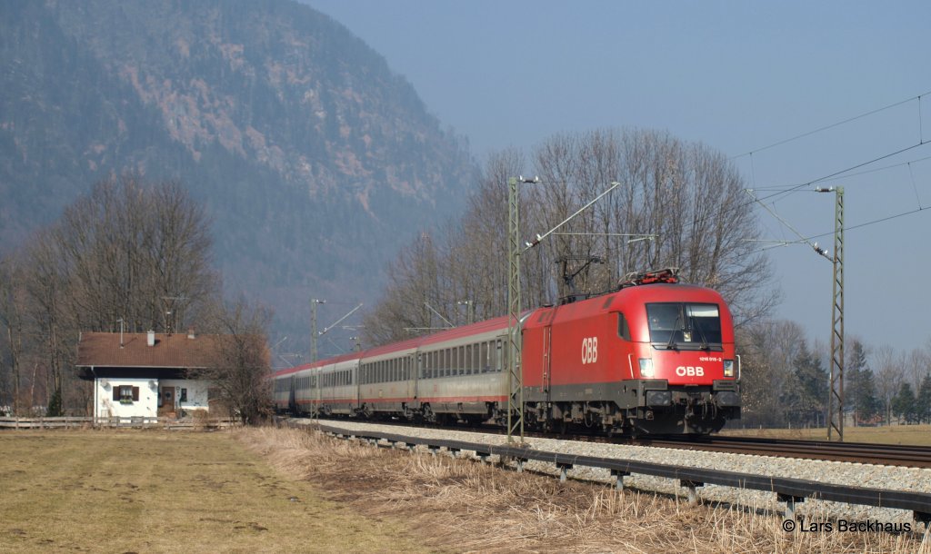 1016 018-2 hat am 5.03.11 den OEC 860 nach Bregenz am Haken und passiert hier Niederaudorf.
