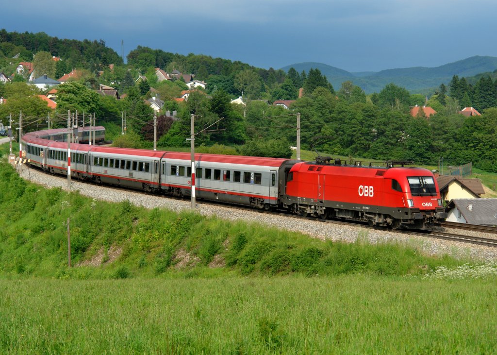 1016 018 mit einem OEC nach Bregenz am 26.05.2010 bei Drrwien.