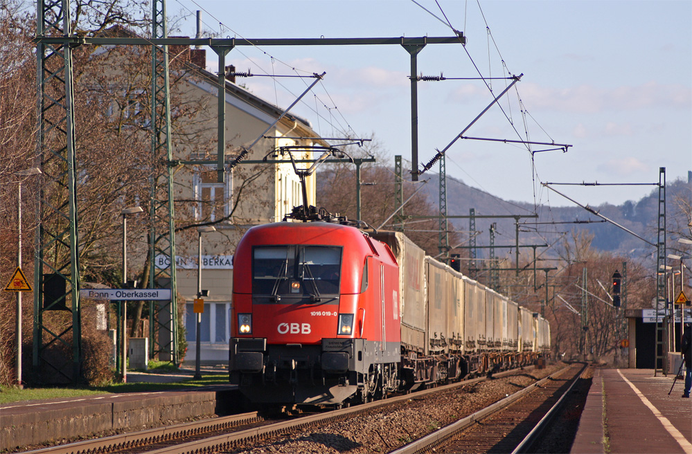 1016 019-0 mit dem Wenzel bei der Durchfahrt in Bonn-Oberkassel, 19.3.11