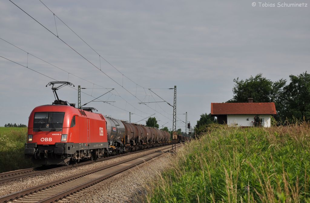 1016 019 mit Gterzug am 23.06.2012 an der ehemaligen Blockstelle Hilperting