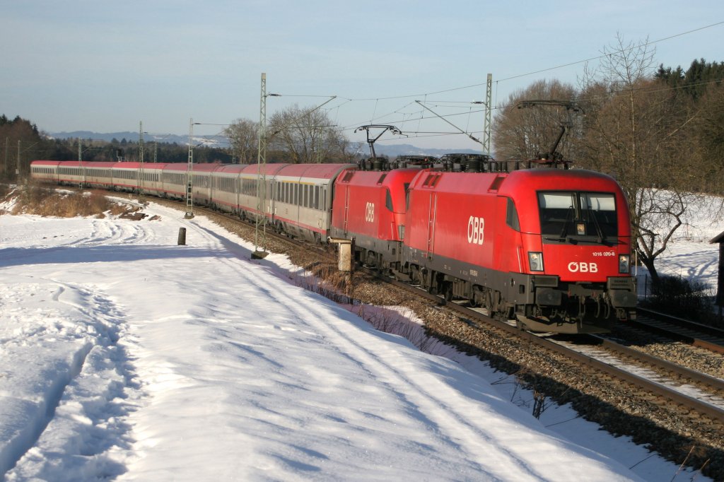 1016 020-8 mit Korridorzug OEC 663 nach Wien bei bersee am 06.02.2011