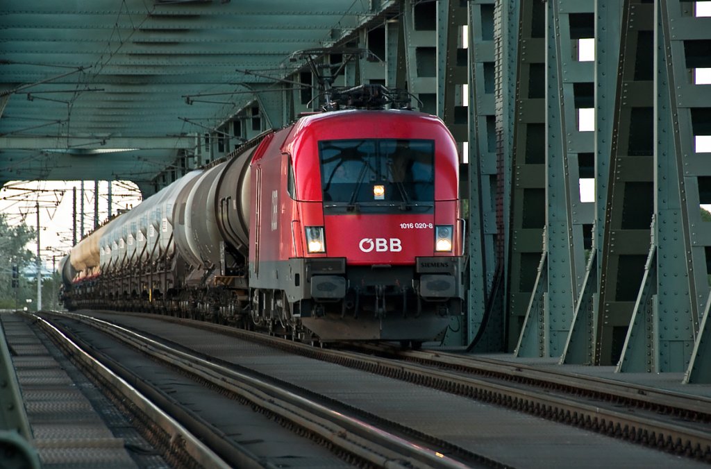 1016 020 befrderte am 06.05.2010 um 19:46 diesen Gterzug ber die Donau, Richtung Wien Erdberger Lnde. 