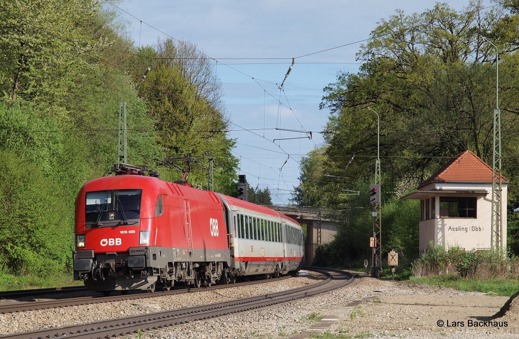 1016 020 legt sich am Morgen des 04.05.13 in A�ling mit ihrem EC auf dem Weg Richtung Rosenheim in eine leichte Rechtskurve.