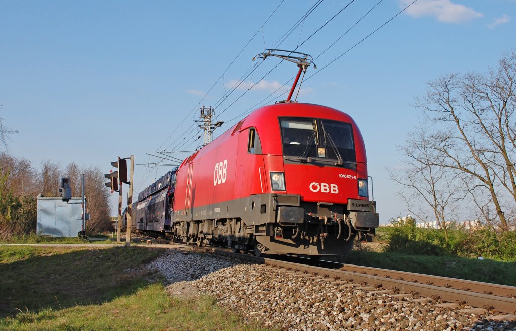 1016 021-6 ÖBB mit einem Güterzug kreuzt Bahnübergänge/Eisenbahnkreuzungen an die Staatsgrenze zwischen Slowakei (Bratislava-Petržalka) und Österreich (Kittsee/Bgld.); 17.04.2012  