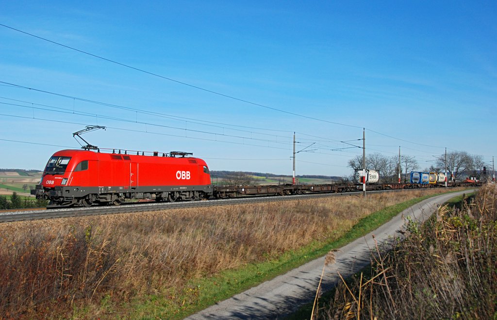 1016 022 mit  Flachwagenschaden  am 19.11.2009 Richtung Westen. Die Aufnahme entstand kurz nach Neulengbach.
