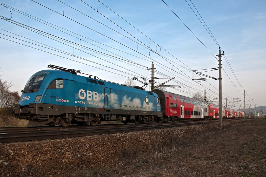 1016 023 hat mit REX 1630 soeben den Bahnhof in Bheimkirchen verlassen. Die Aufnahme entstand am 25.03.2011.