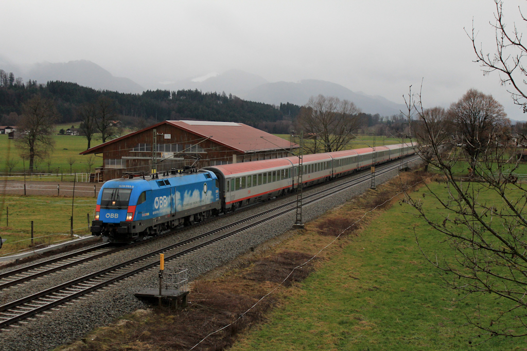 1016 023  Kyoto  mit einem EC nach Klagenfurt bei bersee, aufgenommen am 4. Januar 2013.