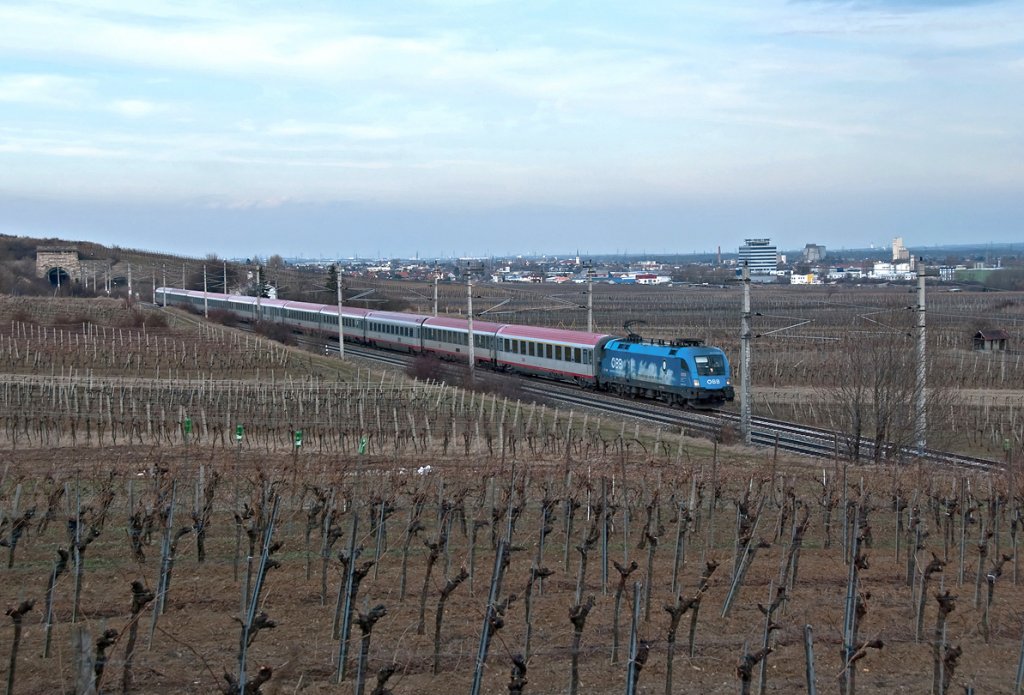 1016 023  Kyoto  mit OIC 537, unterwegs am 03.03.2010 Richtung Villach, kurz vor Pfaffsttten. Wenige Minuten zuvor schien noch die Sonne.