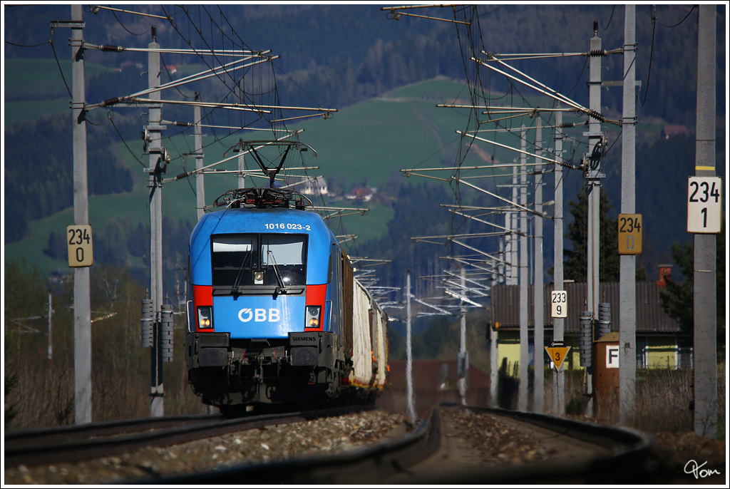 1016 023 Kyoto zieht Gterzug 43566 durch das frhlingshafte Murtal.
Zeltweg 24.04.2013