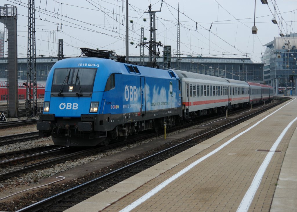 1016 023 mit EC 111 am 07.11.2008 bei der Ausfahrt am Mnchner Hbf.