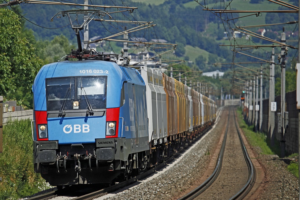 1016 023 mit Gterzug bei Oberaich am 12.07.2013.