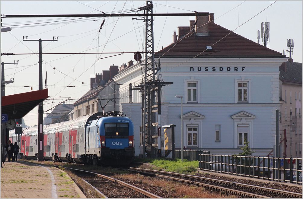 1016 023 mit REX 7110 am 14. Oktober 2012 bei der Durchfahrt in Wien Nudorf. 