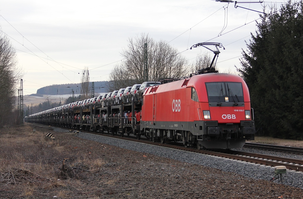 1016 025-7 bespannte am 21.02.2012 den Mini-Zug in Richtung Norden. Im Nachhinein fiel mir wieder ein, dass diese Lok einst der Portugal EM-Taurus war... Also entstand dieses Bild ein paar Jahre zu spt ;) Aufgenommen am B Eltmannshausen/Oberhone.