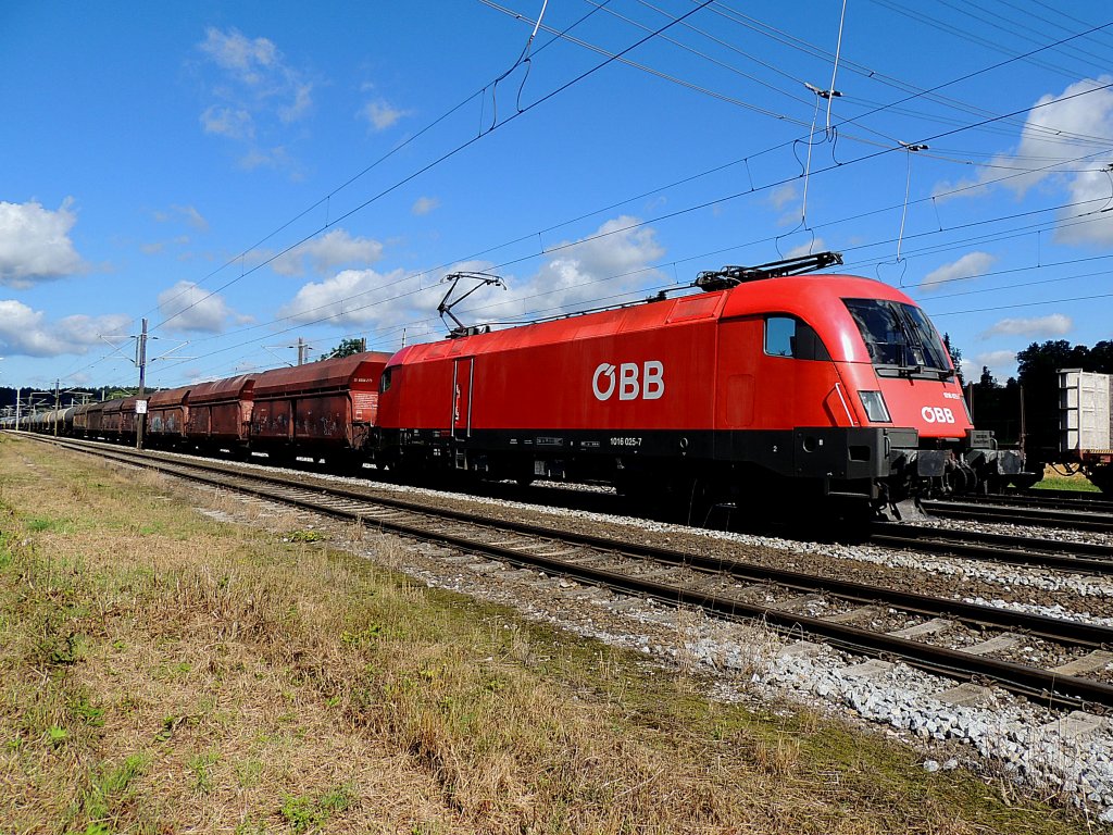 1016 025-7 fhrt kurz vor Vcklabruck einen Gterzug Richtung Linz; 120807