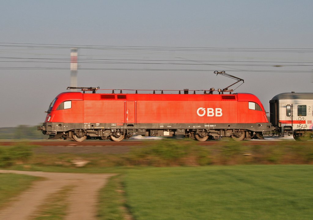 1016 025-7 mit IC 2058 Frankfurt(Main)Hbf - Saarbrcken Hbf bei Erzhausen. 19.04.2011
