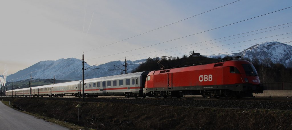 1016 026-5 ist am Nachmittag des 16.3.2013 mit dem IC ``Groglockner`` von Wrgl nach Zell am See unterwegs. Hier kurz nach der Ausfahrt Wrgl auf der Giselabahn.