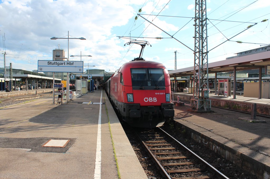 1016 026-5 im Sandwich mit 1116 115 als EC 112 in Stuttgart Hbf wartet auf die Abfahrt nach Frankfurt (M) Hbf.07.08.2012