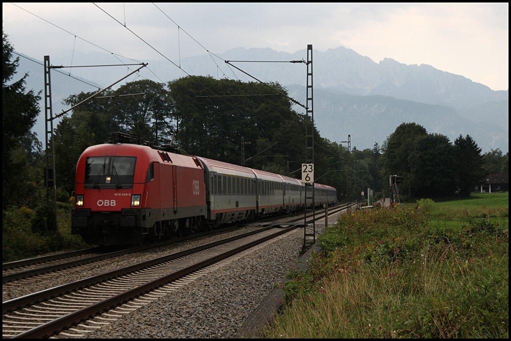 1016 026 hat den OEC 563  HANDL TYROL SPECK , Bregenz - Wien West, am Haken und passiert das Kloster Raisach. (11.08.2009)