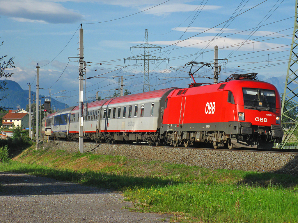 1016 027 mit EN 246. Es freut mich immer wieder zu sehen, dass sich auch mal blaue Liegewagen in den Zugverband einmischen. Ebenfalls kurz vor Schwarzach in Vorarlberg fotografiert am 17.07.11.

Lg