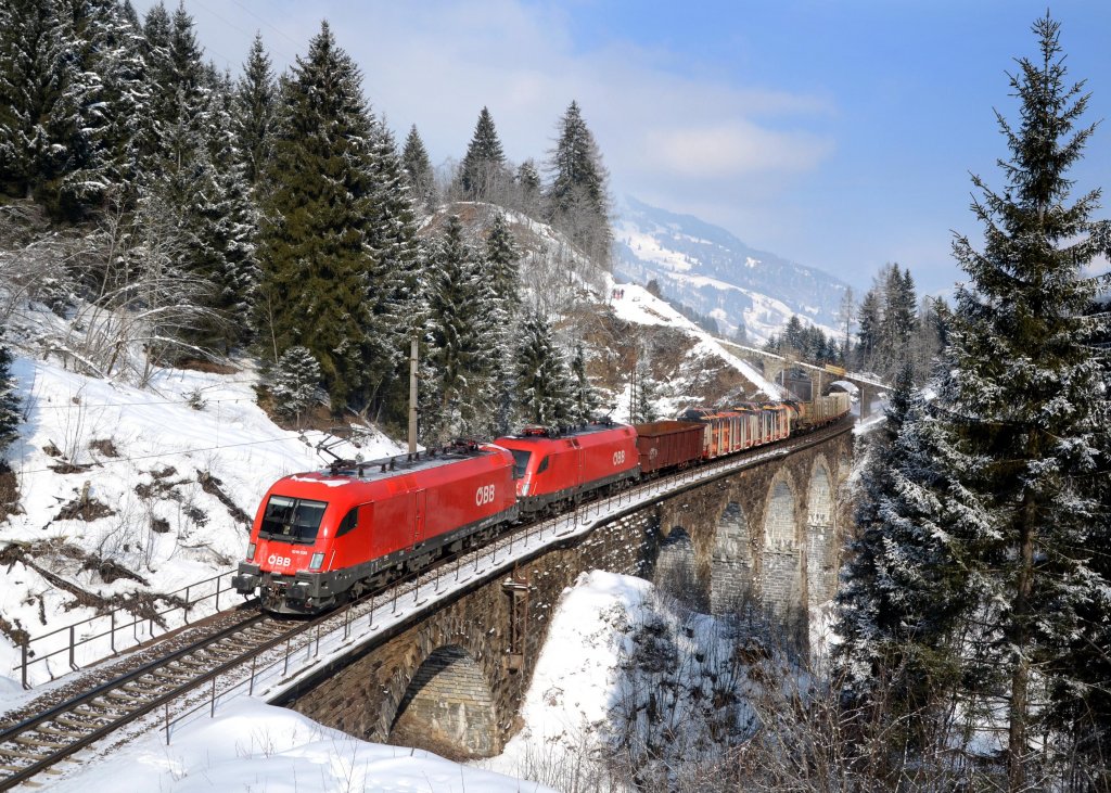 1016 030 + 1016 013 mit einem Gterzug am 23.02.2013 am Hundsdofer-Viadukt zwischen Bad Hofgastein und Angertal.