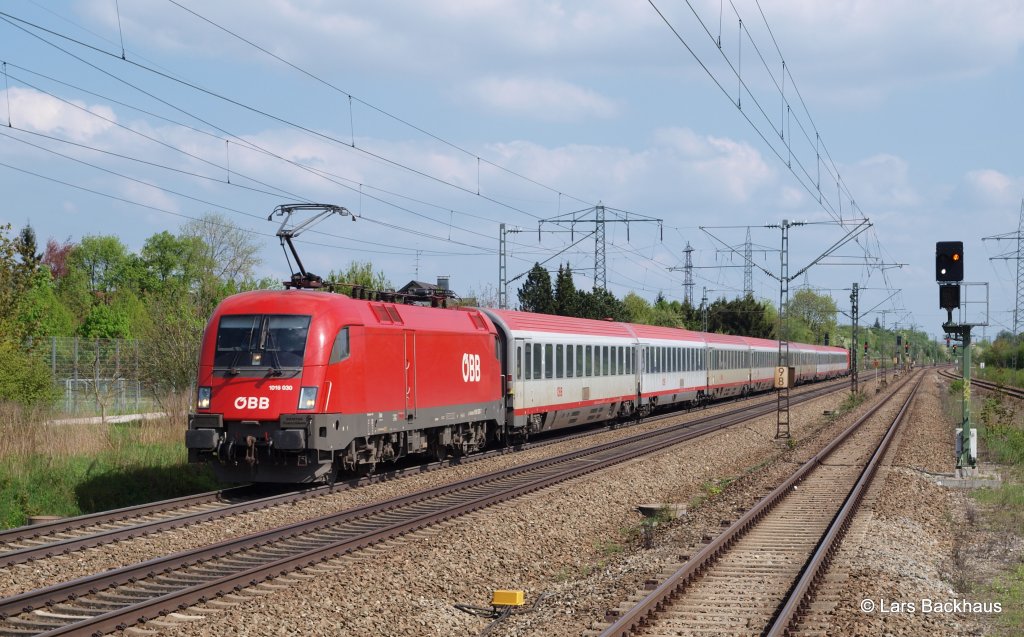 1016 030 und 1016 035 eilen am 05.05.13 mit dem EC 112 nach Frankfurt durch M�nchen-Langwied Richtung Augsburg.