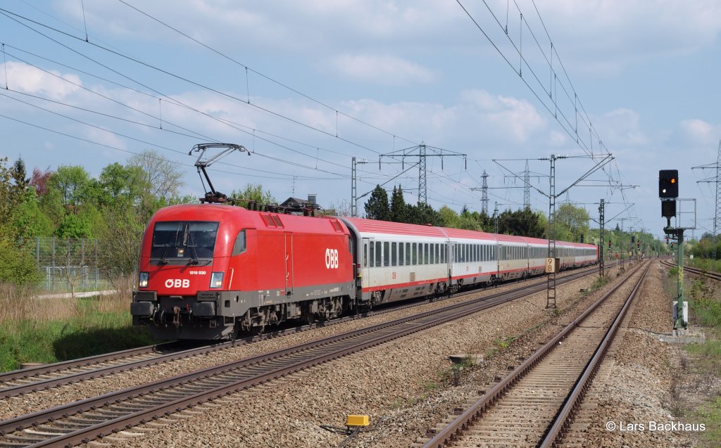 1016 030 und 1016 035 eilen am 05.05.13 mit dem EC 112 nach Frankfurt durch Mnchen-Langwied Richtung Augsburg.