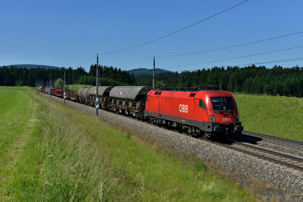 1016 030 mit einem Gterzug am 16.06.2012 unterwegs bei Pndorf.