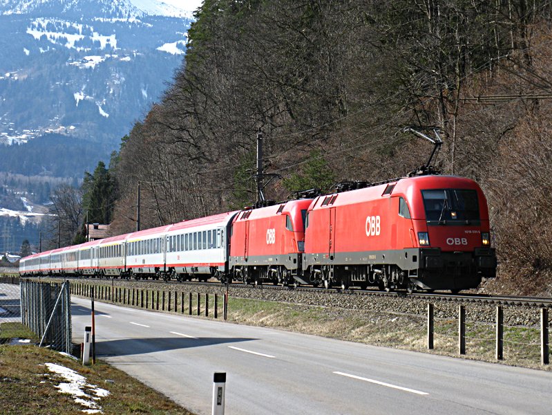 1016 031 mit einer weiteren 1016 in Bludenz Brs mit dem EC 567 am 13.3.2010.

Lg
