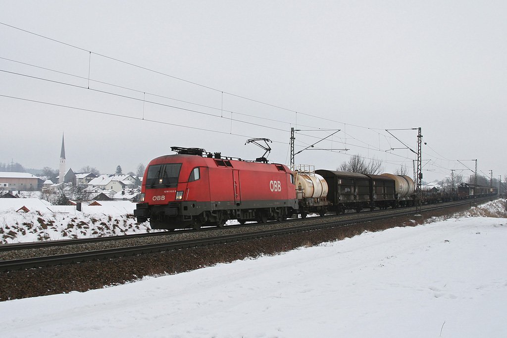 1016 032 mit einem gemischten Gterzug am 16.01.2010 bei Ostermnchen.