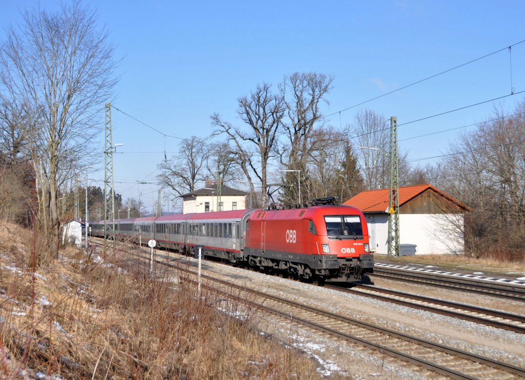 1016 033 ist mit EC 1113 nach Klagenfurt unterwegs.Ich konnte diesen Zug in Aling Aufnehmen am 26.1.2012.