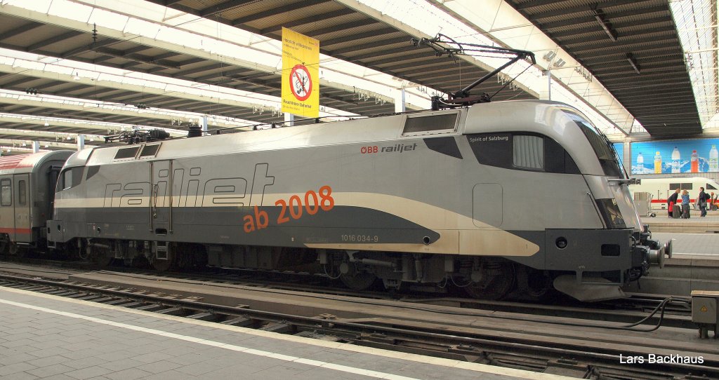 1016 034-9  Spirit of Salzburg  steht am 21.03.10 mit dem EC 112 aus Klagenfurt in M�nchen Hbf und wartet auf die Weiterfahrt nach Siegen.