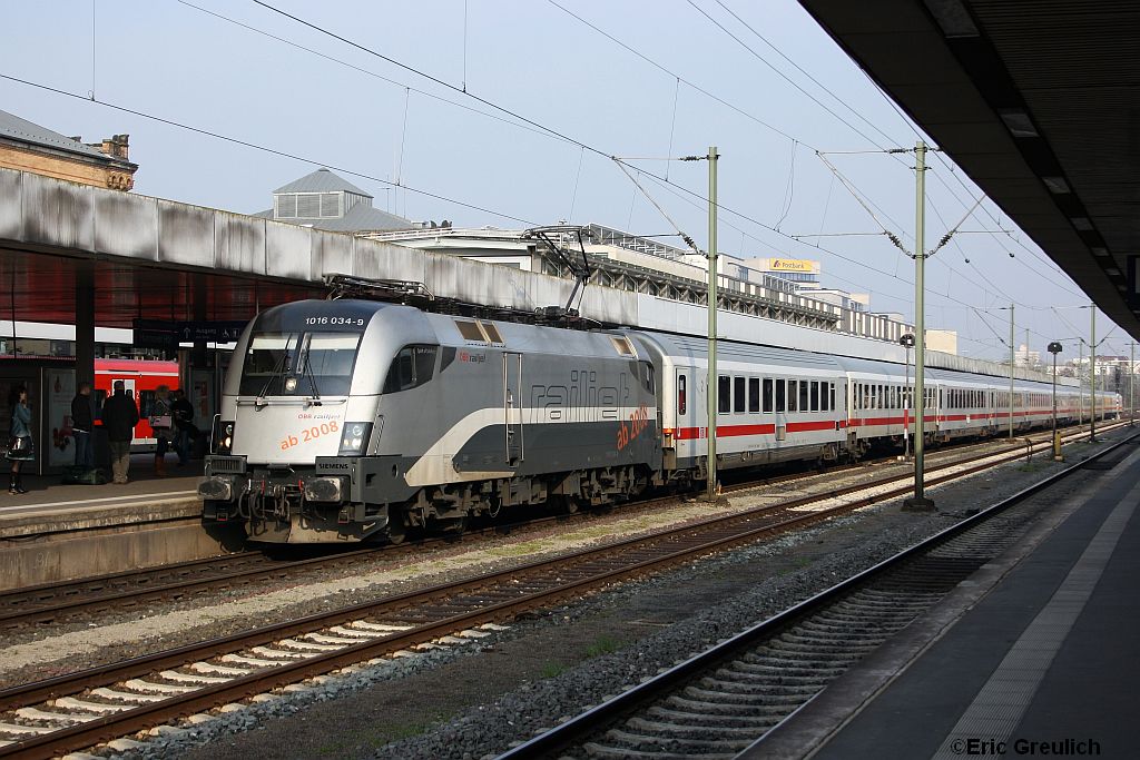 1016 034 mit dem IC2083 am 13.4.10 in Hannover HBF.