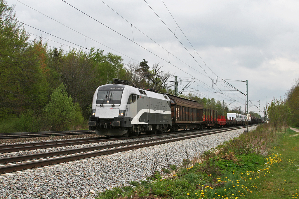 1016 034 mit einem gemischten Gterzug am 01.05.2010 in Haar.