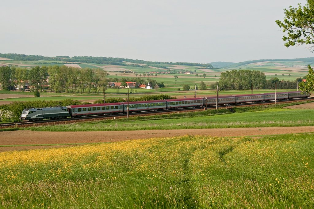 1016 034 mit OIC 648 (Wien - Salzburg), am 11.05.2010 zwischen Neulengbach und Ollersbach.