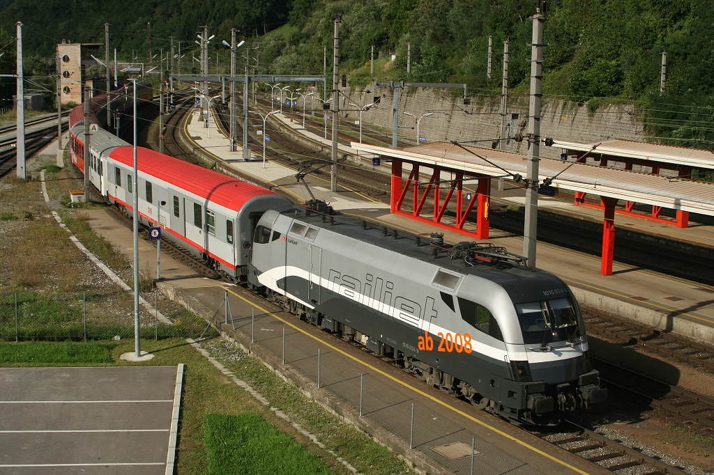 1016 034 mit Railjetversuchlakierung fhrt am 25.8.2007 mit IC539 am Bahnsteig 1 in Bruck/Mur ein.