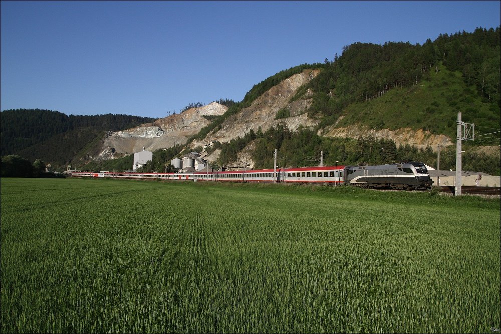 1016 034 Railjet fhrt mit IC 537  Alpen Adria Universitt Klagenfurt  von Wien Meidling nach Villach. 
Preg 5.6.2010